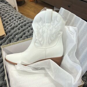 Women’s white cowgirl boots size 7.5 never worn